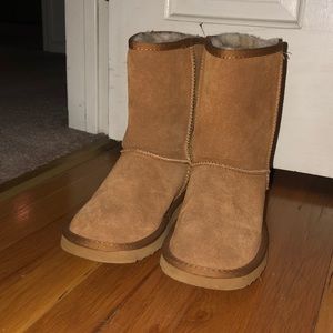 LIKE NEW CHESTNUT WOMEN’S UGG BOOTS